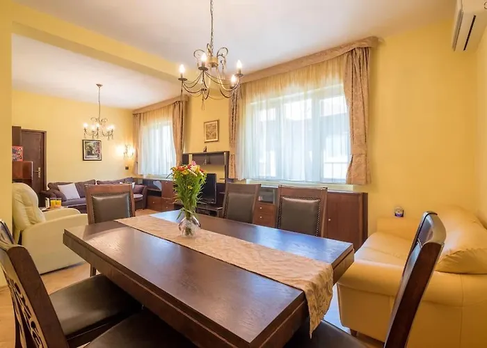 Apartament Very & Aristocratic 2 Bedroom With Air Conditioning *