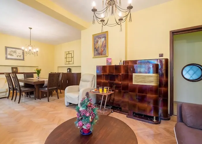 Very & Aristocratic 2 Bedroom With Air Conditioning דירה