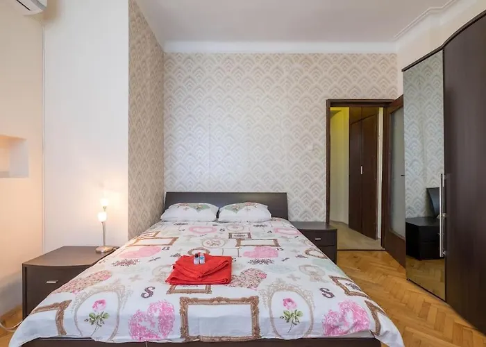 Very & Aristocratic 2 Bedroom With Air Conditioning דירה