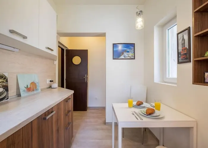 Very & Aristocratic 2 Bedroom With Air Conditioning * סופיה