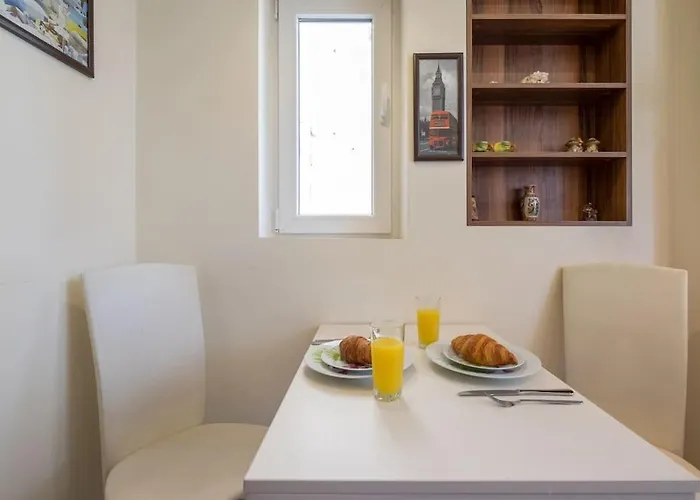 Very & Aristocratic 2 Bedroom With Air Conditioning דירה סופיה