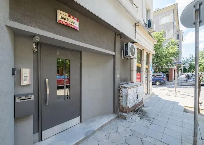 Very & Aristocratic 2 Bedroom With Air Conditioning דירה