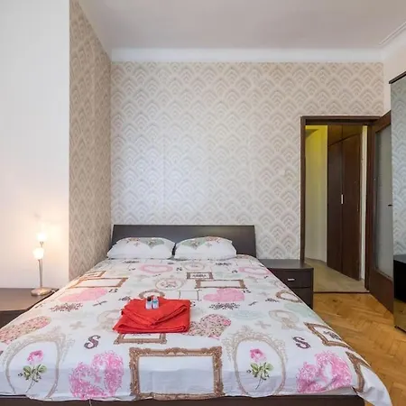 Very & Aristocratic 2 Bedroom With Air Conditioning Apartmán
