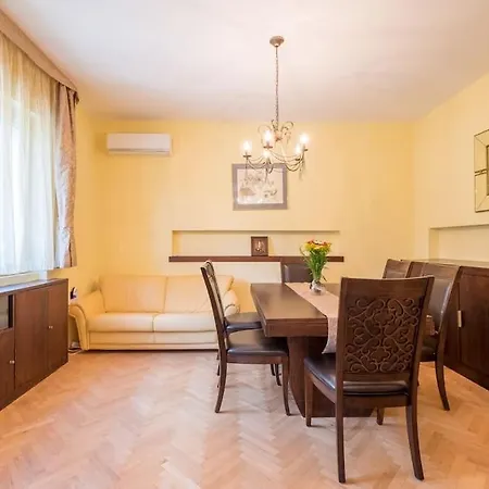 Apartmán Very & Aristocratic 2 Bedroom With Air Conditioning