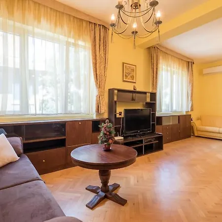 Apartmán Very & Aristocratic 2 Bedroom With Air Conditioning Sofie