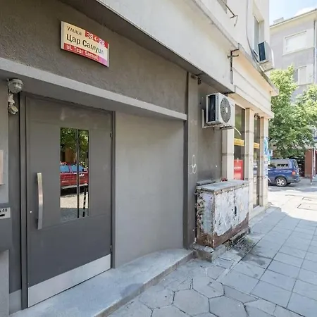 Very & Aristocratic 2 Bedroom With Air Conditioning Apartmán