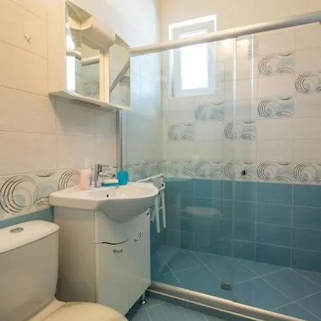 Very & Aristocratic 2 Bedroom With Air Conditioning Апартаменты *