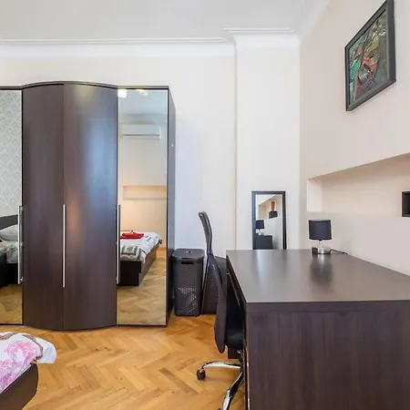 Apartmán Very & Aristocratic 2 Bedroom With Air Conditioning *