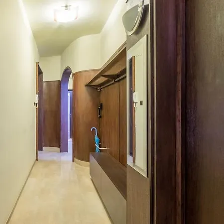 Very & Aristocratic 2 Bedroom With Air Conditioning Apartman