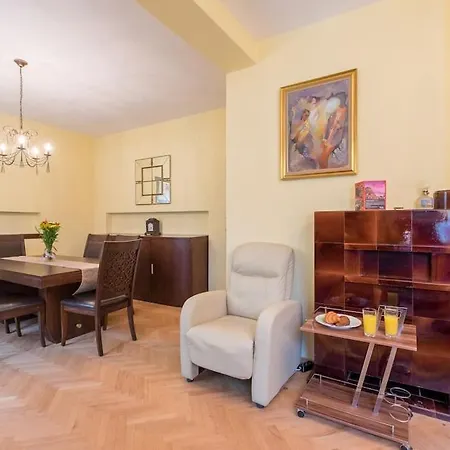 Apartman Very & Aristocratic 2 Bedroom With Air Conditioning