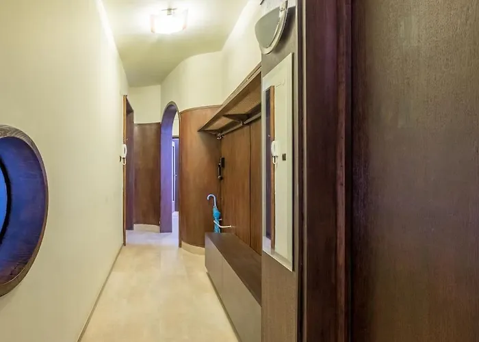 Very & Aristocratic 2 Bedroom With Air Conditioning Lejlighed