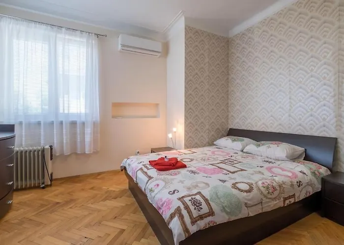 Very & Aristocratic 2 Bedroom With Air Conditioning Lägenhet *