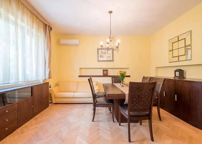 Lägenhet Very & Aristocratic 2 Bedroom With Air Conditioning